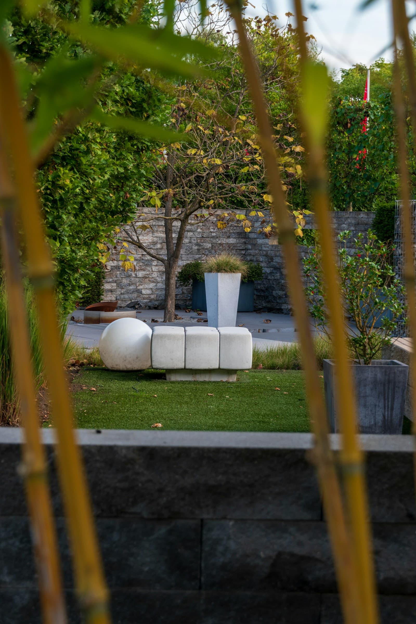 Outdoor seating area with zen garden hardscape